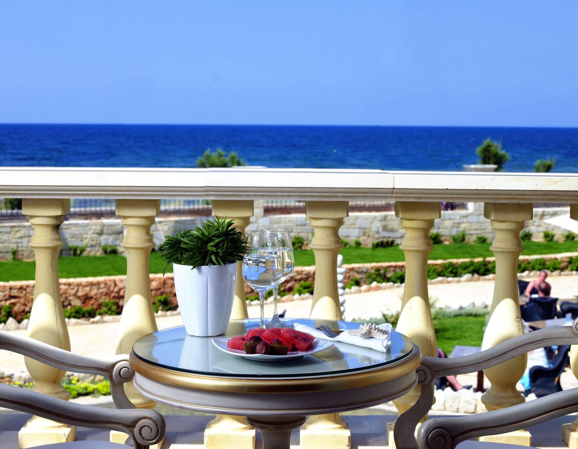 Mitsis Selection Laguna Херсонисос Екстериор снимка View from the hotel